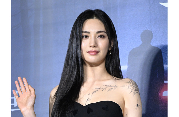 体中のタトゥーを「バカみたい」と後悔し除去したナナ、ランジェリー姿で“ありのままの素肌”を公開【PHOTO】