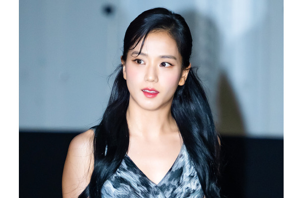 BLACKPINK・ジス、“透けタイツ”映えるミニ丈から美脚がスラリ…完璧スタイルに視線集中【PHOTO】