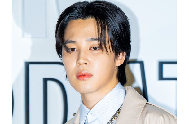 BTS・JIMIN、白スーツで魅せる成熟した色気…“彫刻級フェイスライン”にため息【PHOTO】