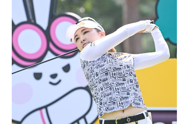 韓国美人ゴルファーが渋谷で美脚あらわ!? 大胆ショーパンコーデに絶賛多数「脚が長い…！」【PHOTO】