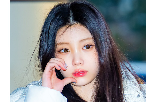 「雪の妖精だ…」ILLIT・ウォンヒ、上目遣いが反則級！ふわふわ真っ白コーデにキュン【PHOTO】