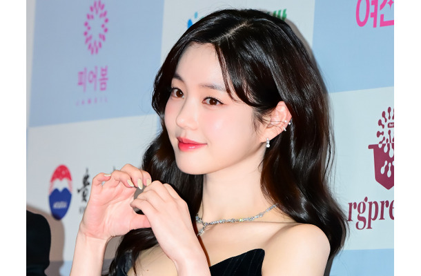 BTS・JUNG KOOKとの熱愛説を否定した女優、“肩出しドレス”…お人形のような美貌で話題に【PHOTO】