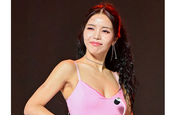 こんなに見せるの？ソラ、胸元ががっつり開いたランジェリー姿を公開！成熟した色気で魅了【PHOTO】