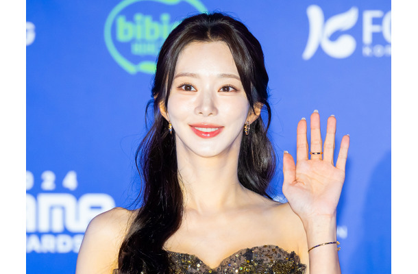 引き締まった美スタイル…『涙の女王』イ・ジュビン、ゼブラ柄のスイムウェア姿でも清楚な雰囲気【PHOTO】