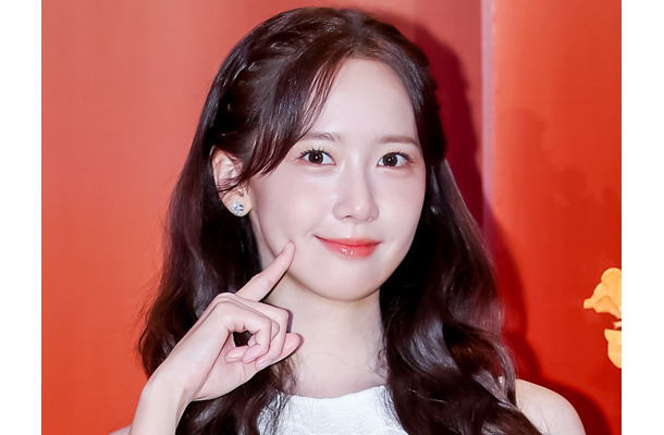 少女時代・ユナ、“網タイツ”映えるスラリ美脚に釘付け！キュートなミニワンピ姿でオーラ全開【PHOTO】