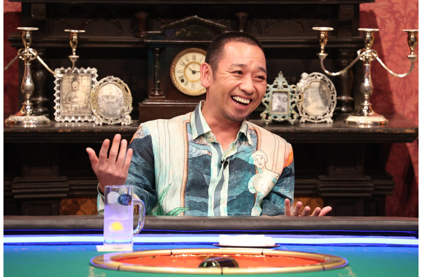 大悟（千鳥）『酒のツマミになる話 最終回だから未公開トーク全部出しますSP』（C）フジテレビ