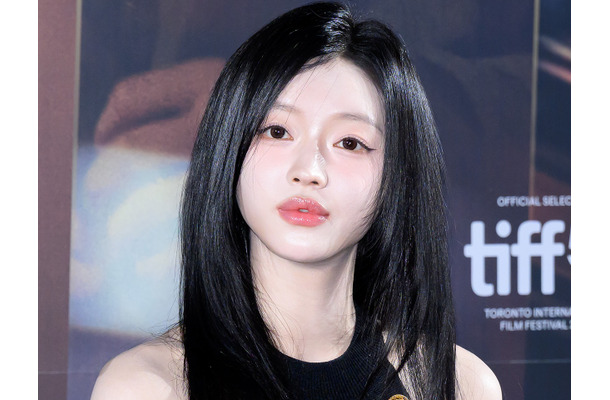 「美しい顔100人」にも選ばれたユア、“ピタッと”ノースリーブニットで際立つボリューム感【PHOTO】