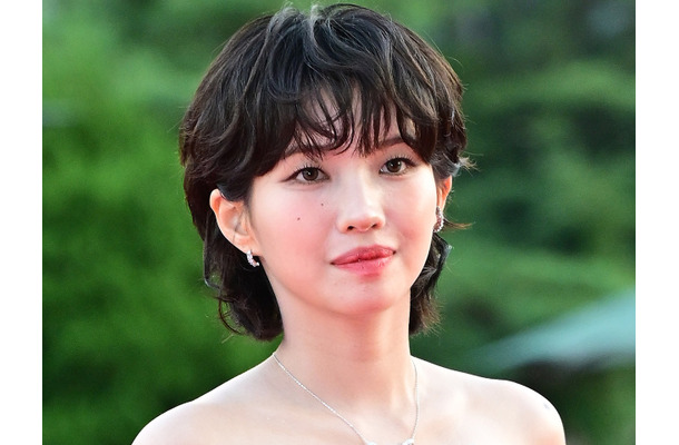 「ずり落ちない…？」i-dle・ソヨン、危険な“紐なし”ドレスに視線釘付け…背中のタトゥーもあらわに【PHOTO】