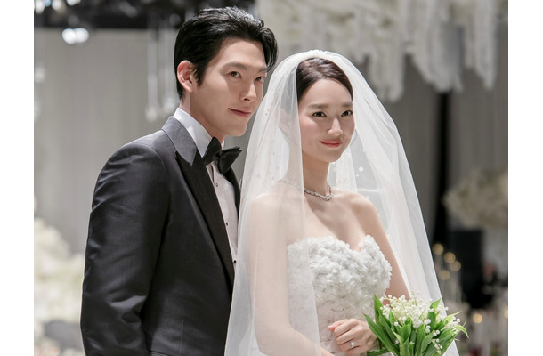 シン・ミナ♡キム・ウビン、“結婚式”の写真を初公開！映画のワンシーンのようなビジュアルに注目【PHOTO】