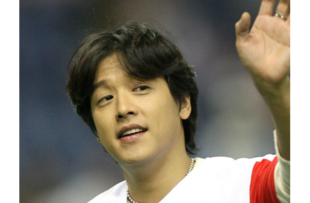 “19歳年下再婚妻”の姿が！2000年代に日本で大ブレイク、韓流ブームを牽引した53歳歌手の現在