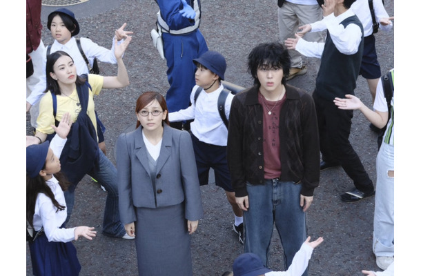 YOASOBI・ikura（Lilas）＆歌手ZICO、コラボ曲のリリックビデオ公開！日韓をつなぐ歌詞に注目