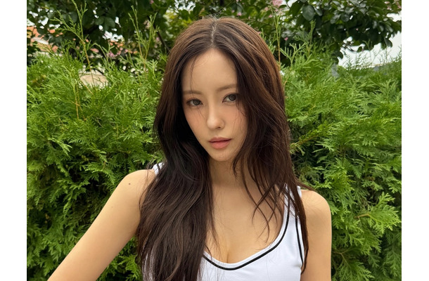 華奢なのにボリューム感もある…元Jリーガーと交際したヒョミン、ミニワンピ姿でしゃがみSHOT【PHOTO】