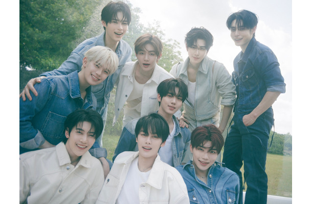 ZEROBASEONE、“行動指令”ゲームで大盛り上がり！自主コンテンツ「ZBTVing」年末パーティー編スタート