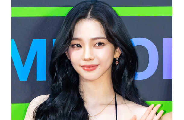 『紅白』出場のaespa・カリナ、修道女姿が神秘的…シスターに変身したオフショット公開【PHOTO】