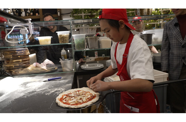 ピザの本場イタリア・ナポリで修行する成本豊穂くん（C）フジテレビ