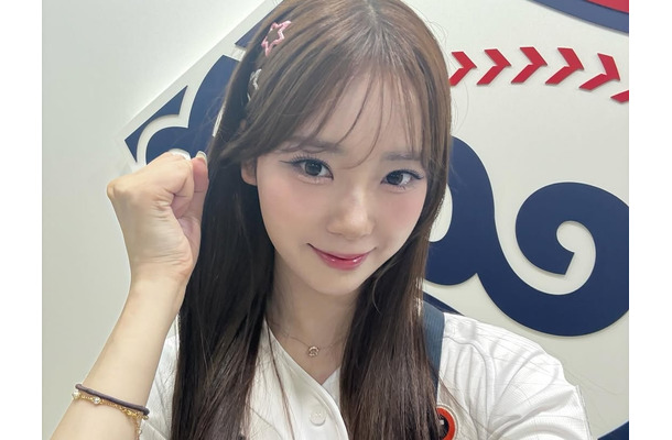 ゆるめの胸元にドキッ…元アイドルの日本人チア、大胆なミニスカサンタコスでファン悩殺【PHOTO】