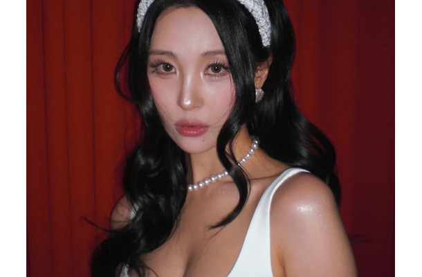 “豊胸”疑われ「大きくない」と否定も…寒さ吹き飛ぶ存在感、圧巻ボリュームのK-POP歌手【PHOTO】