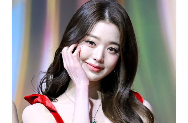 IVE・ウォニョン、“ミニスカサンタコス”姿が反則級…チラ見えボリュームに釘付け【PHOTO】