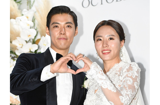 日本国籍を捨てて韓国人になった歌手、五輪金メダリスト妻とディズニー満喫！結婚6年目でもラブラブ【PHOTO】