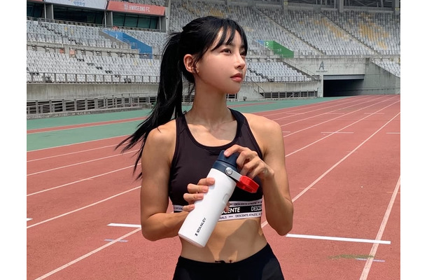 “韓国陸上界のaespa・カリナ”が日本に！ベッド寝そべりに美肩チラ見せで視線強奪【PHOTO】