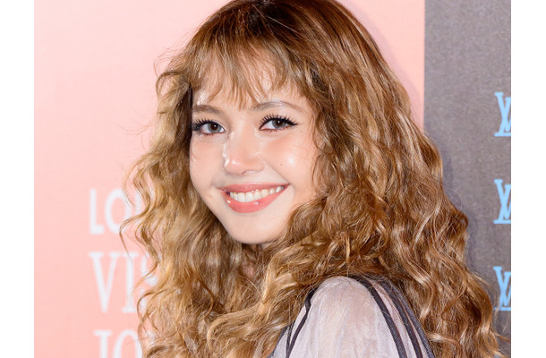 首には“新しいタトゥー”が！ BLACKPINK・リサ、妖艶さも愛らしさも見せる未公開写真を次々と投稿【PHOTO】