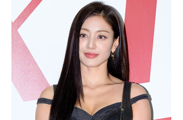 新年から攻める！TWICE・ジヒョ、ギリギリの水着姿から最小限の布を使った衣装姿まで大公開【PHOTO】