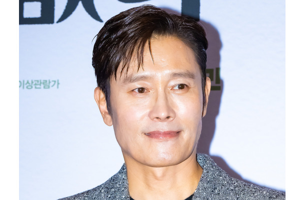 俳優イ・ビョンホン、旅行中に腸炎に苦しむ2歳の娘を付きっ切りで看病「外出できずに徹夜して…」