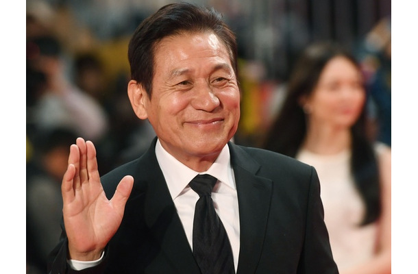 大物スターたちが別れを惜しみ、政府は勲章を…韓国の国民俳優アン・ソンギを哀悼