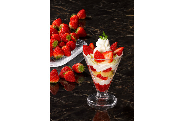 苺のトライフルパフェ仕立て（税込 1,188円）