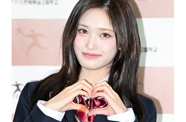 IVE・イソ、高校の卒業式に出席　“最後の制服姿”で見せた圧巻のビジュアル【PHOTO】