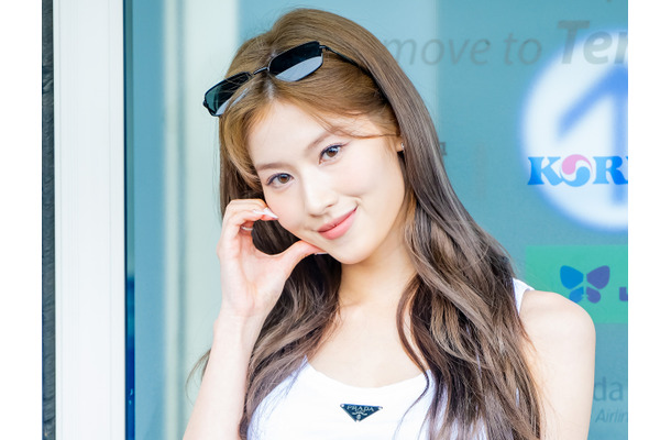 TWICE・サナ、スポブラ姿で際立つボリューム感！女神の笑顔で健康的な美しさを披露【PHOTO】