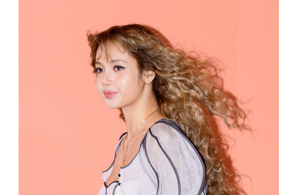 BLACKPINK・リサ、実写版『ラプンツェル』の主人公になれず…主要キャスト発表　女優としての挑戦は続く