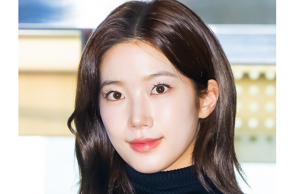 LE SSERAFIM・カズハ、スキニーパンツで際立つ“美脚”に視線集中！ブラックコーデで出国【空港写真】