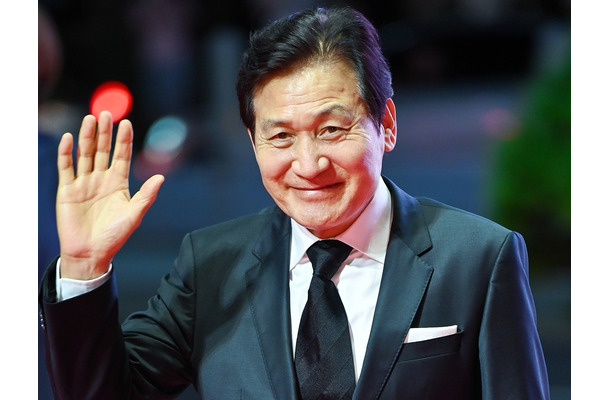『イカゲーム』俳優ら韓国スターが参列し追悼…“国民俳優”アン・ソンギさん、最後の別れ