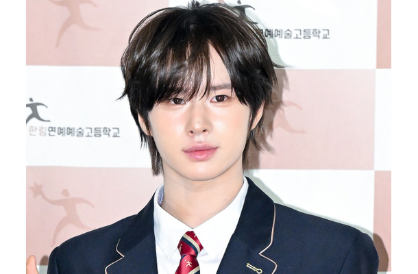 TWS・ギョンミン、高校の卒業式に出席　駆け付けたメンバーと“最後の制服姿”で記念撮影【PHOTO】