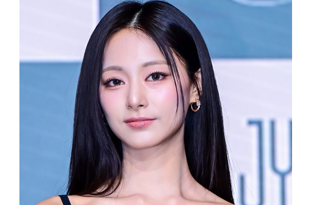 TWICE・ツウィ、“大胆インナー見せ”ファッションで視線強奪！「息できない」「スタイル良すぎ」【PHOTO】