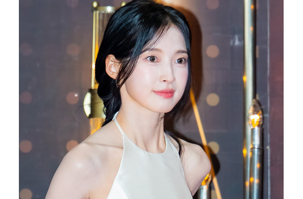 「直視できない！」アリン、大胆“バックレス”で魅了…美背中まる見えSHOTにドキッ【PHOTO】