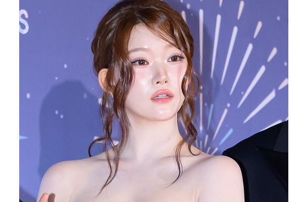 「これは危険」日本人K-POPアイドル、“胸元パックリ”コスプレ姿で妖艶オーラ全開【PHOTO】