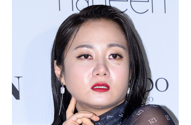 活動休止に追い込まれた韓国売れっ子芸人、“暴露者”元マネの態度が急変？“号泣通話”後に告訴検討