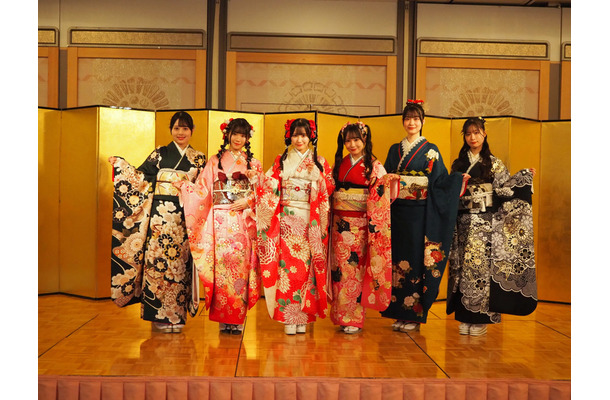 左から福原心春、河村優愛、倉島杏実、大村杏、桒原椿、雲井紗菜(衣装協力・株式会社清水屋)　撮影／山田