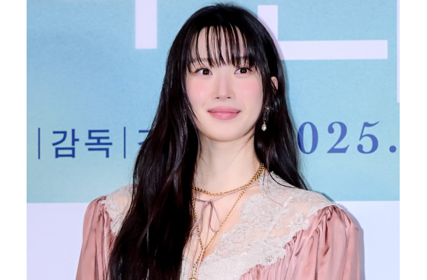 “ほぼ全部見えてる”衣装で話題に！ムン・ガヨン、深スリットのタイトドレスで太もも全開に【PHOTO】