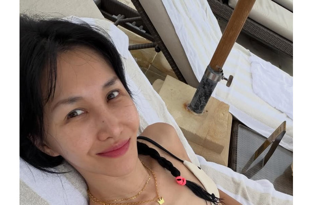 骨が浮き出るほどの徹底管理…韓国有名俳優の妻がリゾート地で大胆に、スイムウェアで肉体披露