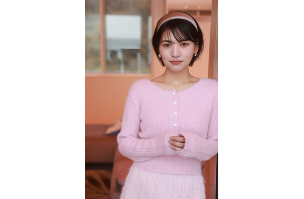 『松永有紗 卓上Calendar 2026.04-2027.03』(C)KADOKAWA／撮影：中山雅文