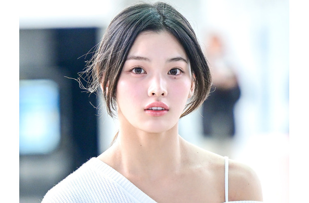 ILLITの日本人メンバー・イロハ、透き通るような“白肌”にクギ付け！愛らしさ全開の上目遣いにキュン【PHOTO】