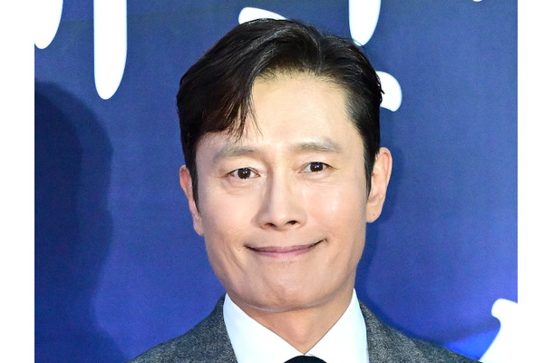 “レオ様”と同部門候補の俳優イ・ビョンホン、米授賞式で見せたオーラに注目！『トップガン』俳優と2SHOTも【PHOTO】