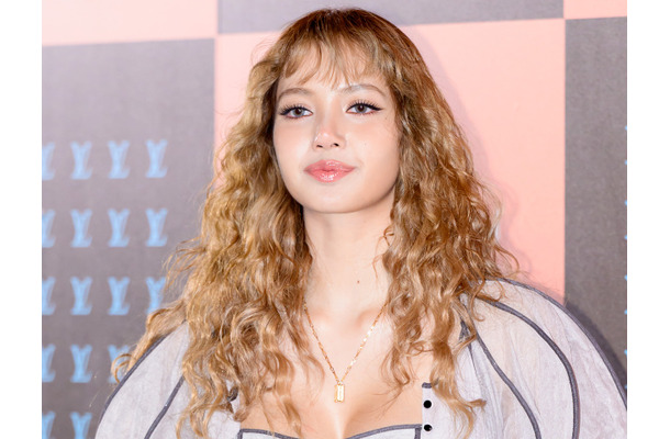 BLACKPINK・リサ、ブラトップ透け見え“大胆衣装”で色気爆発！ヘルシーボディに視線集中【PHOTO】