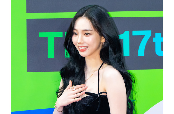 日本で大活躍！aespa・カリナ、ぴっちりニットで際立つボリューム感…光沢感あるヤワ肌も【PHOTO】