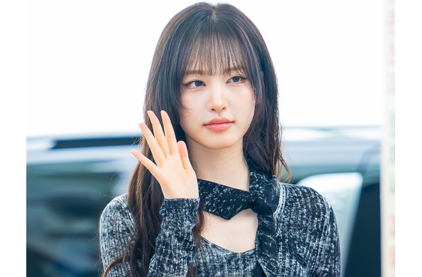 ずり落ちそう…IVE・リズ、“ゆるゆる胸元”のストラップレスドレス姿で誘惑【PHOTO】