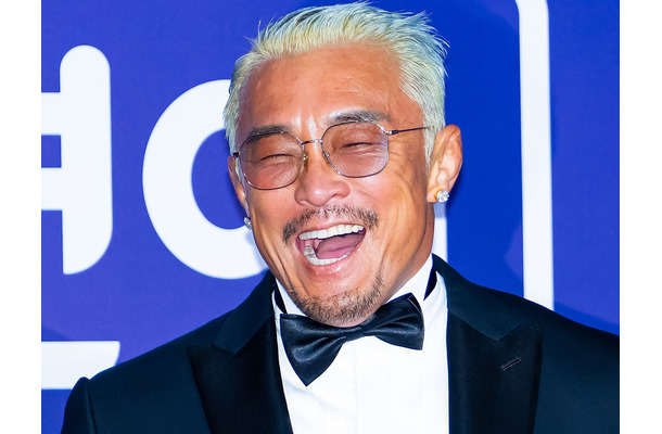 東京の5億円豪邸が話題となった秋山成勲、バッグから次々“高級アイテム”が登場！「本物のダイヤ？」