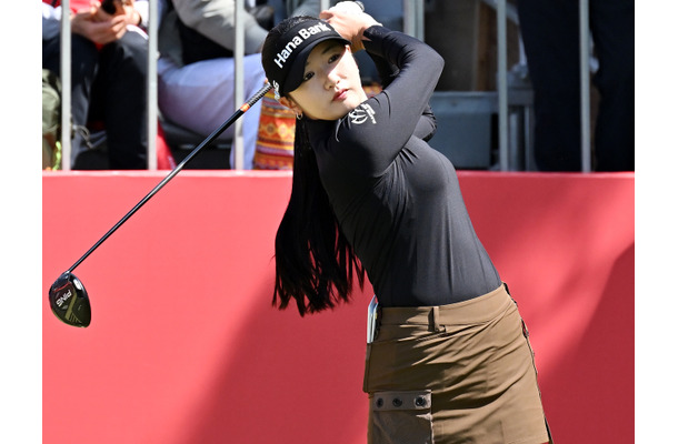 そんなアングルで!? 韓国の177cm女子ゴルファー、美脚際立つミニスカウェア姿の撮影風景に反響【PHOTO】